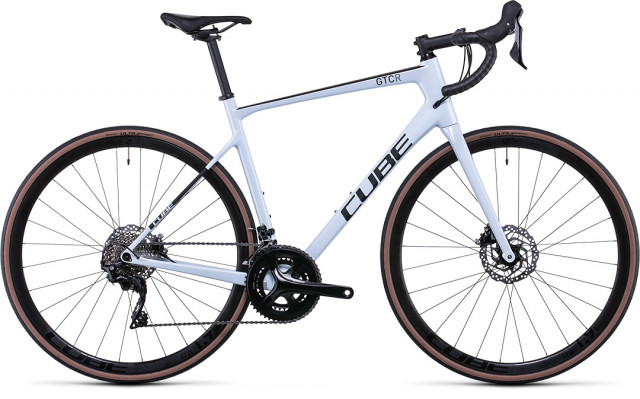 CUBE ATTAIN GTC RACE FROSTWHITE 'N' CARBON 2022